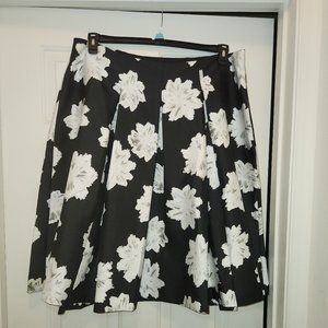 Box Pleat Skirt / Color: Black w/ white flowers / Size: 22